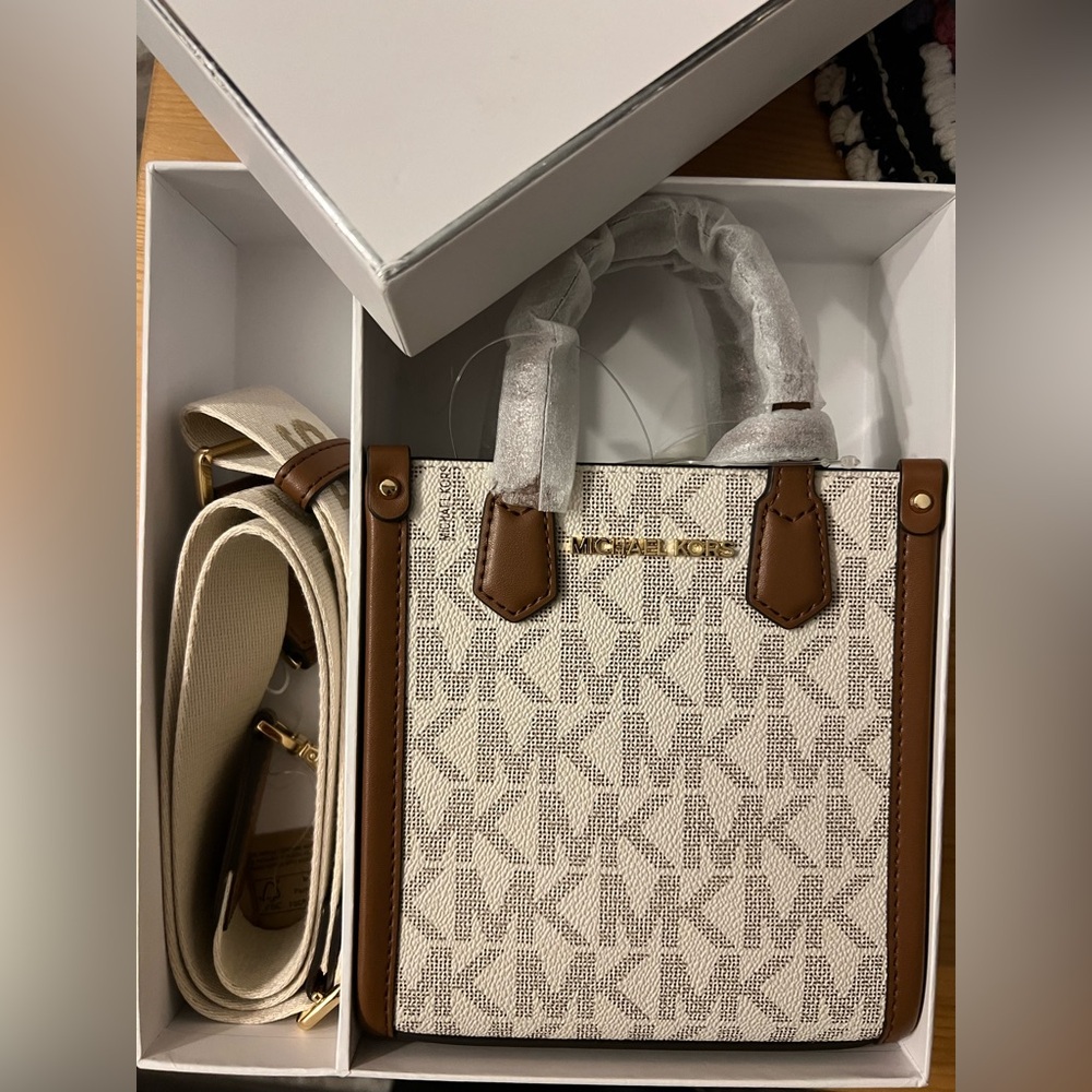 Michael Kors purse with strap 
Never used 
New in box